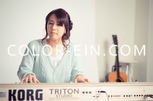 シンセサイザーやキーボードを弾いているシンガーソングライターのプロフィール写真