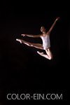 バレエダンサーがスタジオ内で空中高くジャンプした瞬間を撮影したプロフィール写真