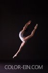 大きく足を広げたバレエダンサーのプロフィール写真